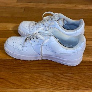 Men’s Nike Air Force 1 sneakers, both right foot